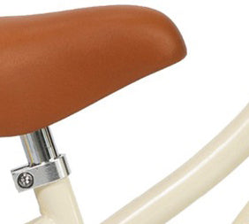 Banwood First Go balance bike Cream, leather saddle close up