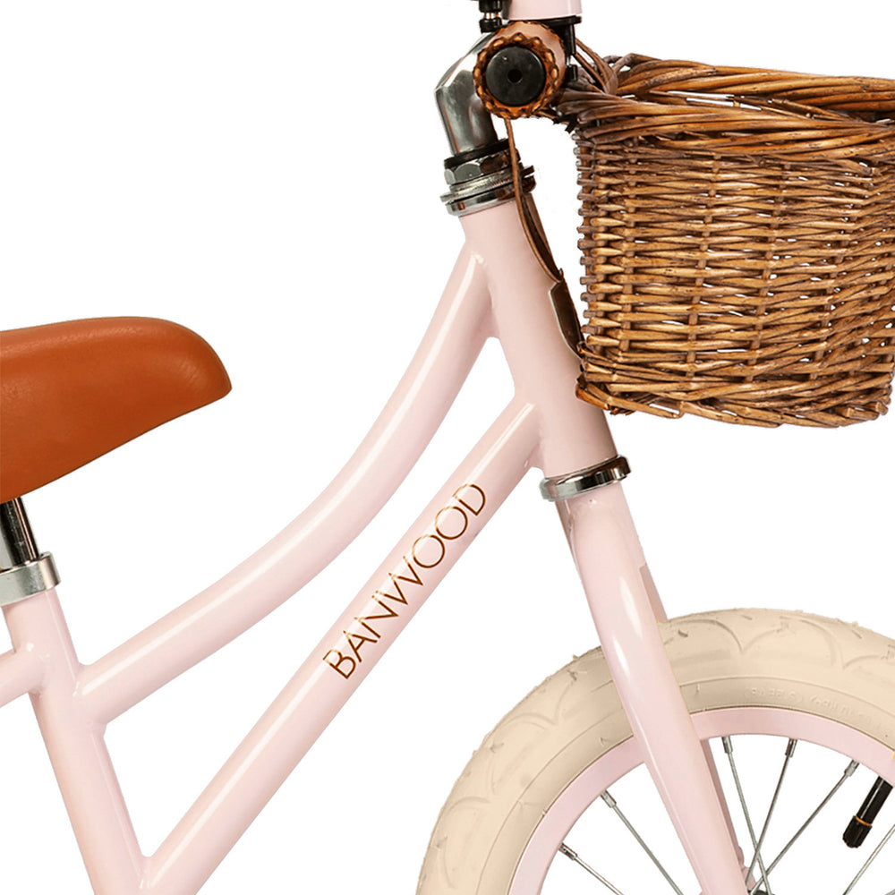 Banwood First Go balance bike Pink, wicker basket close up