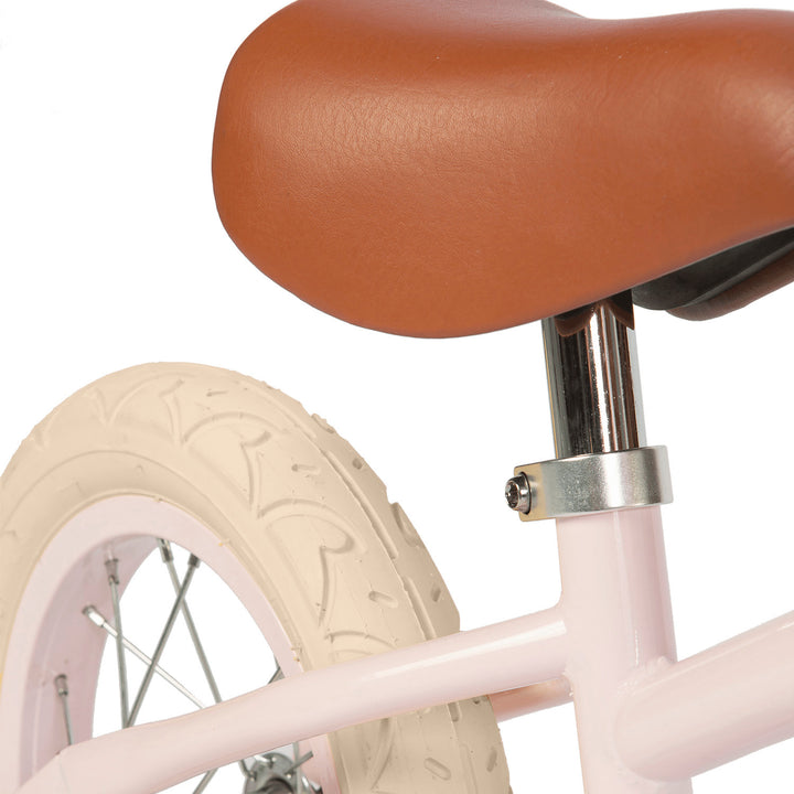 Banwood First Go balance bike Pink, leather saddle close up