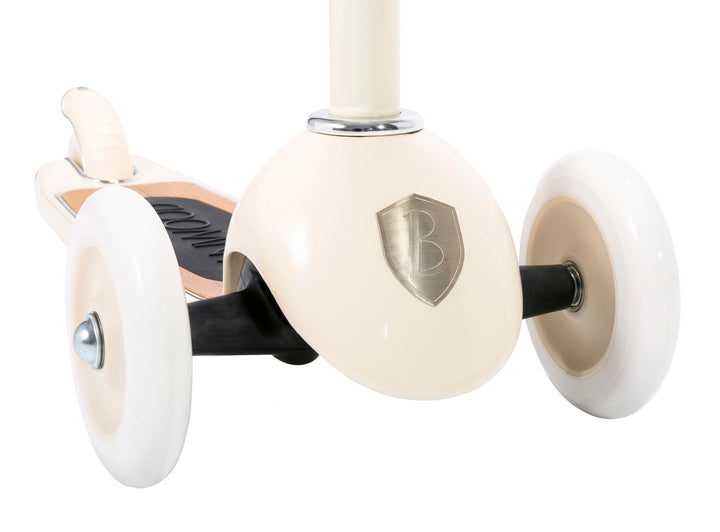 Banwood Vintage Scooter Cream, two front wheels close up