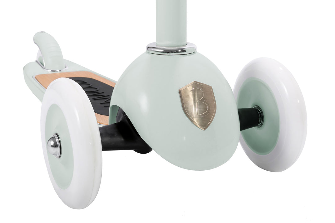 Banwood Vintage Scooter Pale Mint, two front wheels close up