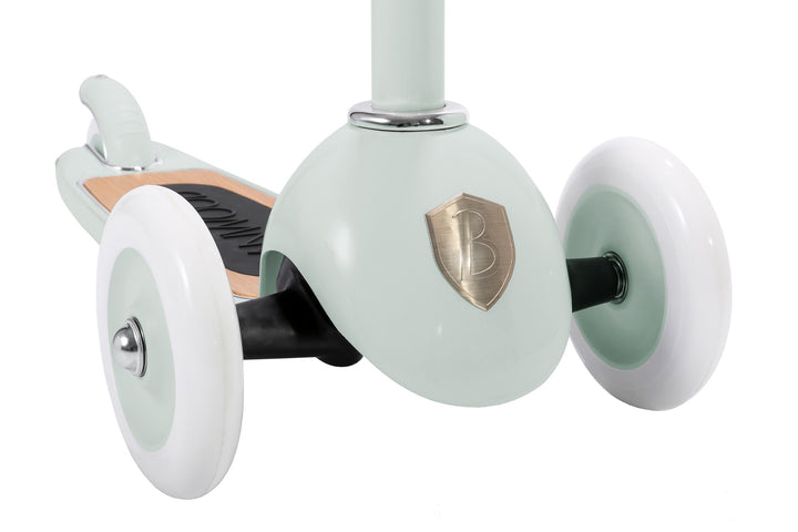 Banwood Vintage Scooter Pale Mint, two front wheels close up
