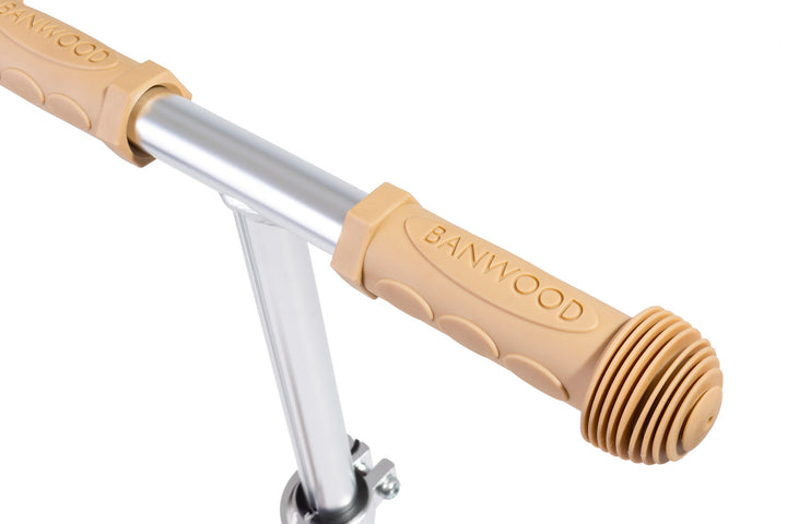 Banwood Vintage Scooter Pale Mint, handlebar grip close up