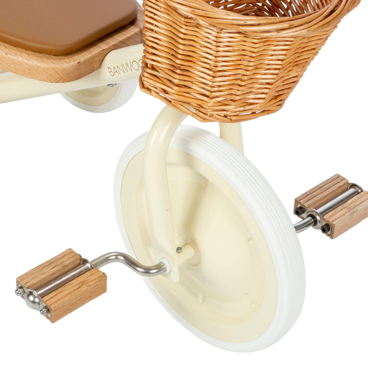 Banwood Vintage Trike Cream, pedal and front wheel close up
