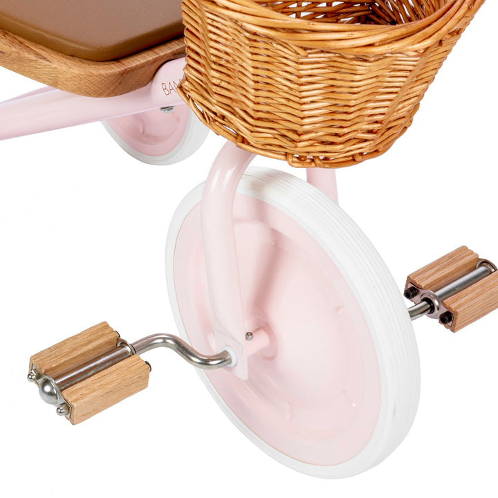 Banwood Vintage Trike Pink, pedal and front wheel close up