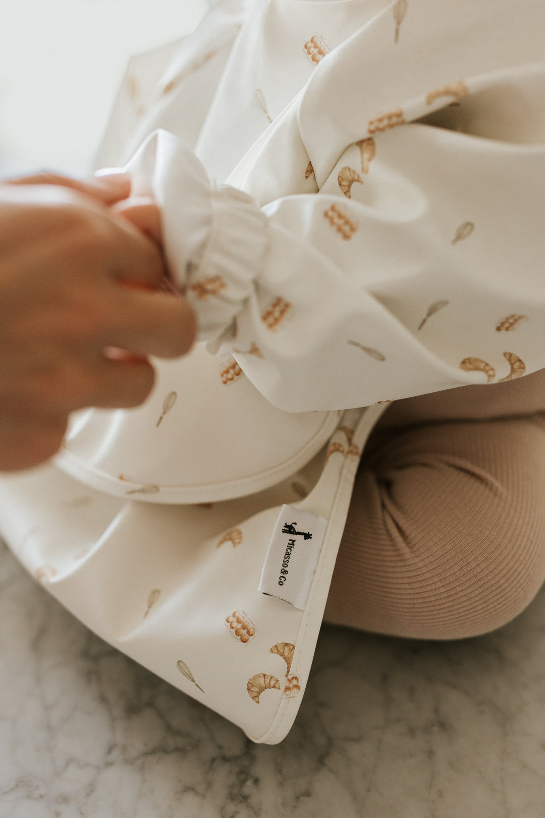 Long-sleeved bib with front pocket