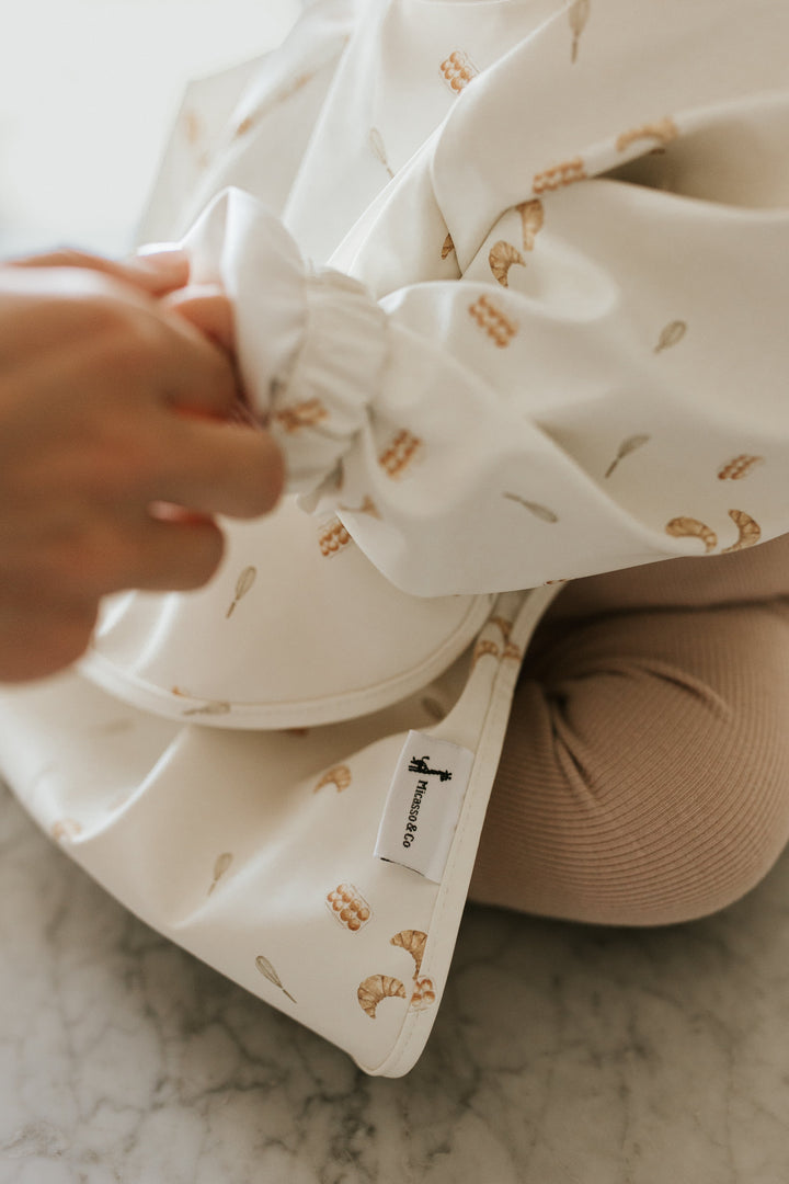Long-sleeved bib with front pocket