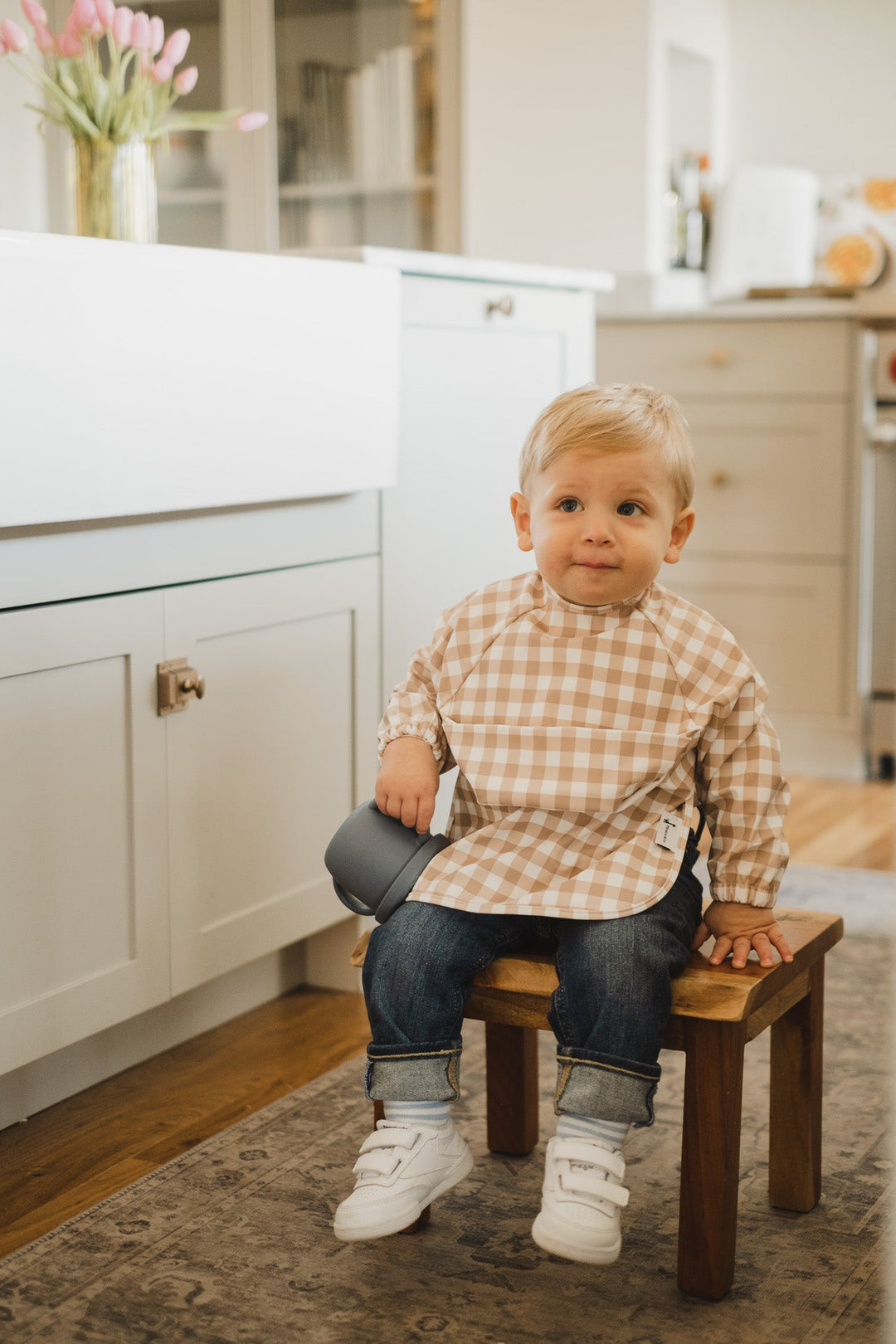 Long-sleeved bib with front pocket