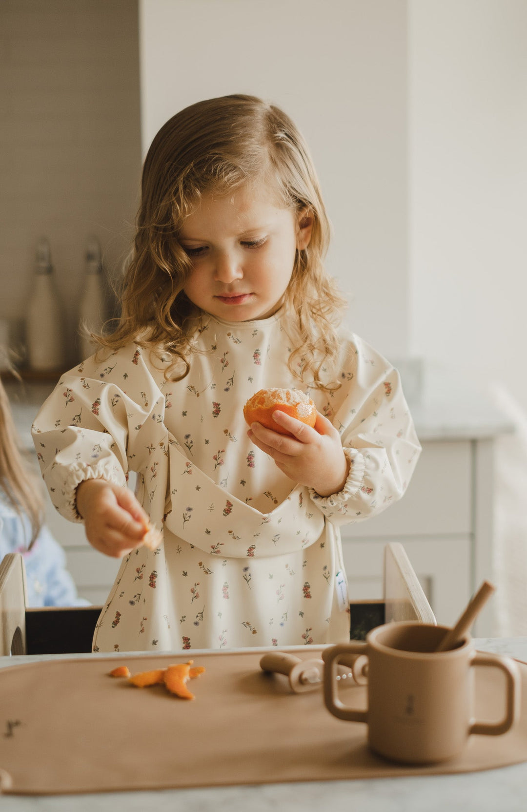 Long-sleeved bib with front pocket