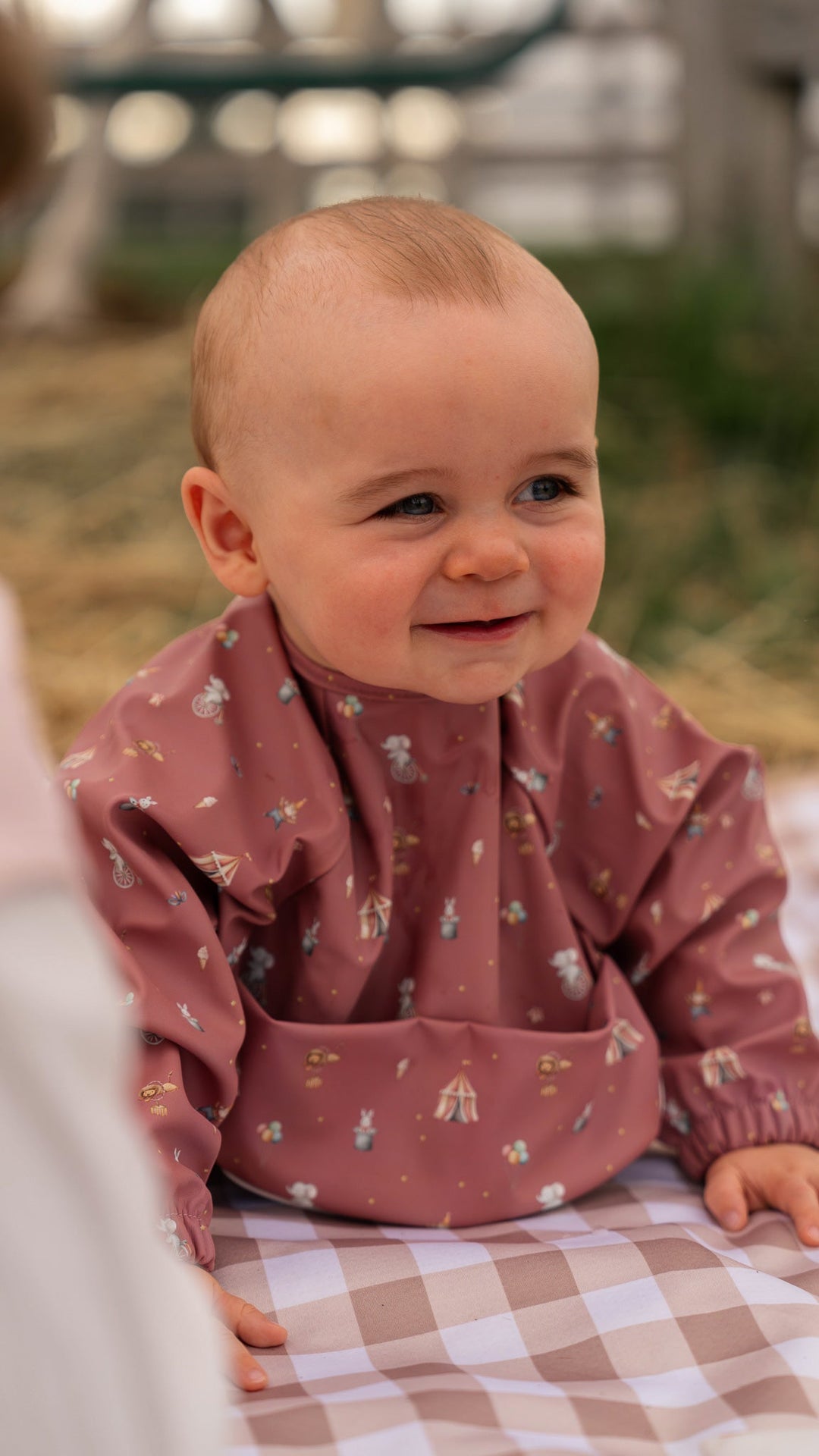 Long-sleeved bib with front pocket