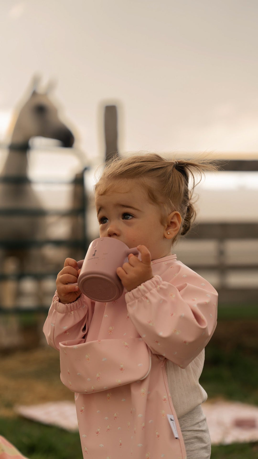 Long-sleeved bib with front pocket