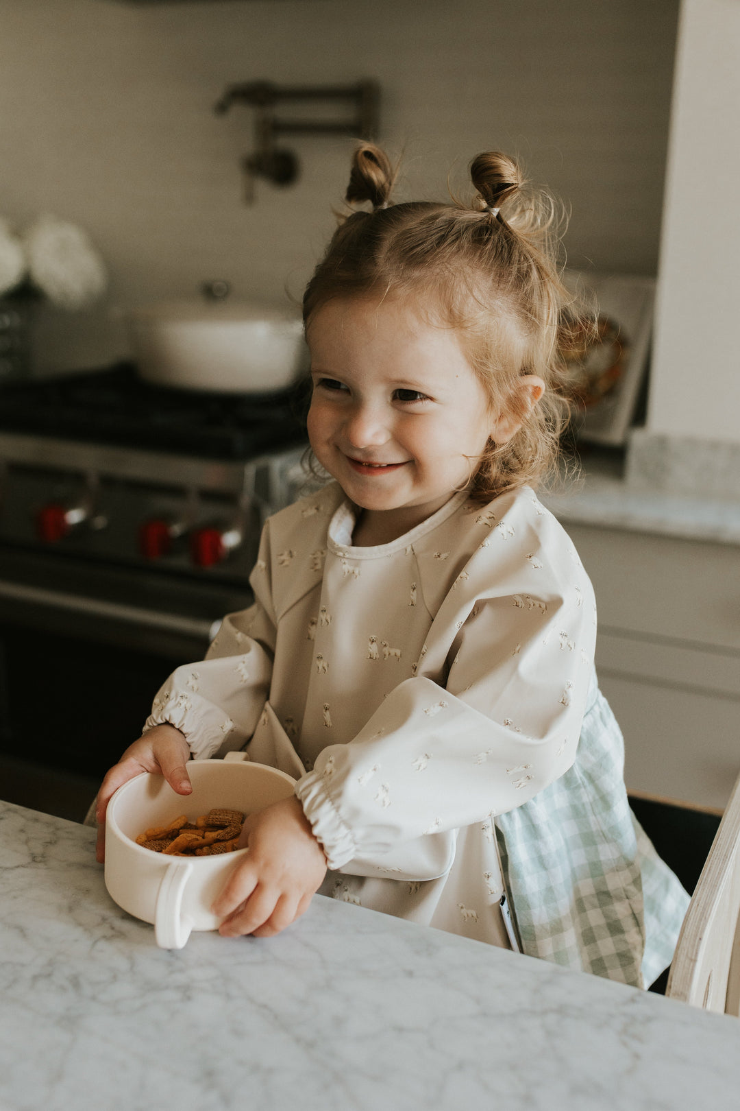Long-sleeved bib with front pocket