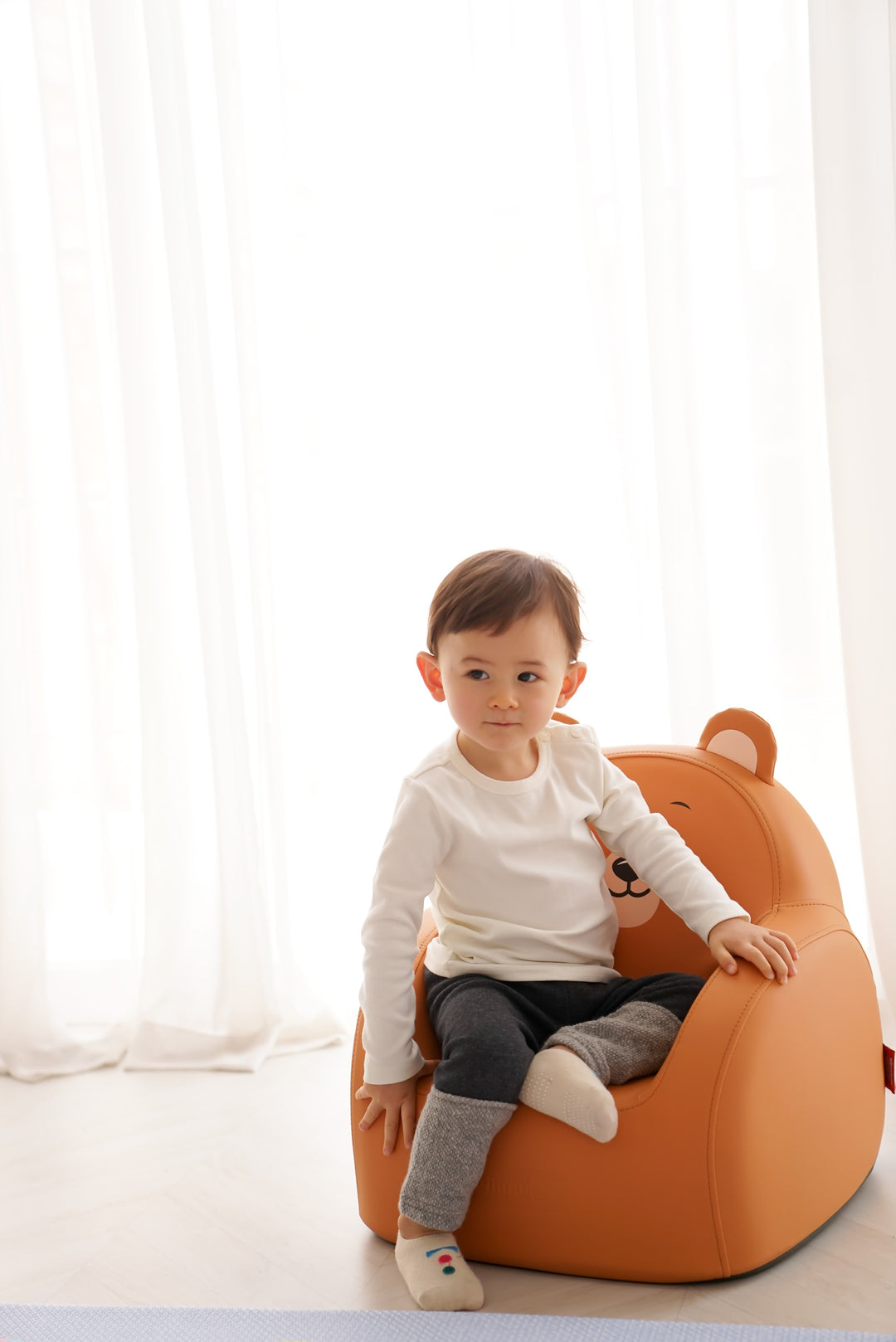 Toddler sitting on the Dwinguler Grizzly Bear kids sofa